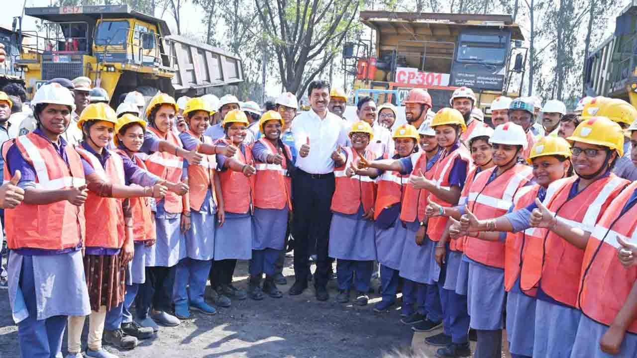 ఉపరితల గనుల్లో మహిళా ఆపరేటర్లు