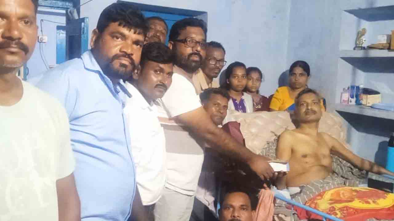 Financial Assistance | క్యాన్సర్‌ బారిన పడ్డ ఆప్త మిత్రునికి ఆర్థిక సహాయం.. అండగా నిలిచిన పూర్వ విద్యార్థులు