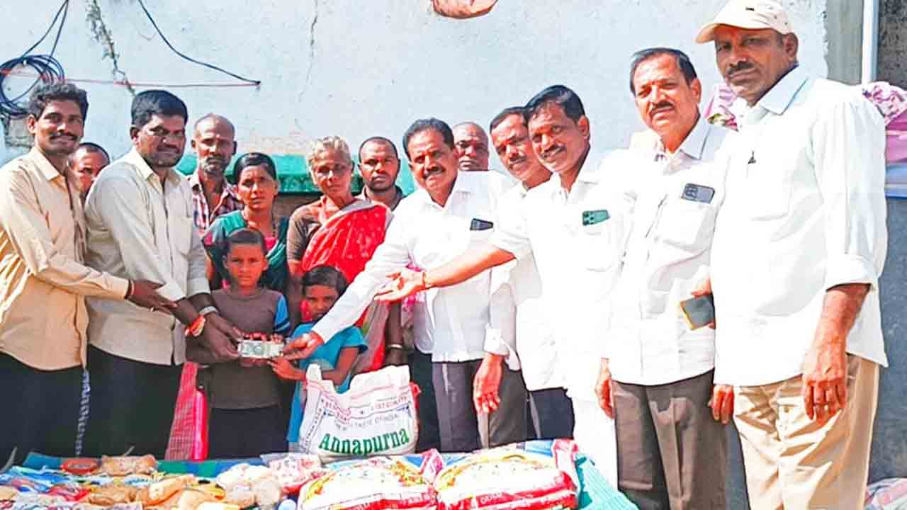 Gadwal | అనాథ చిన్నారులకు ఆర్థిక సహాయం అందజేత 
