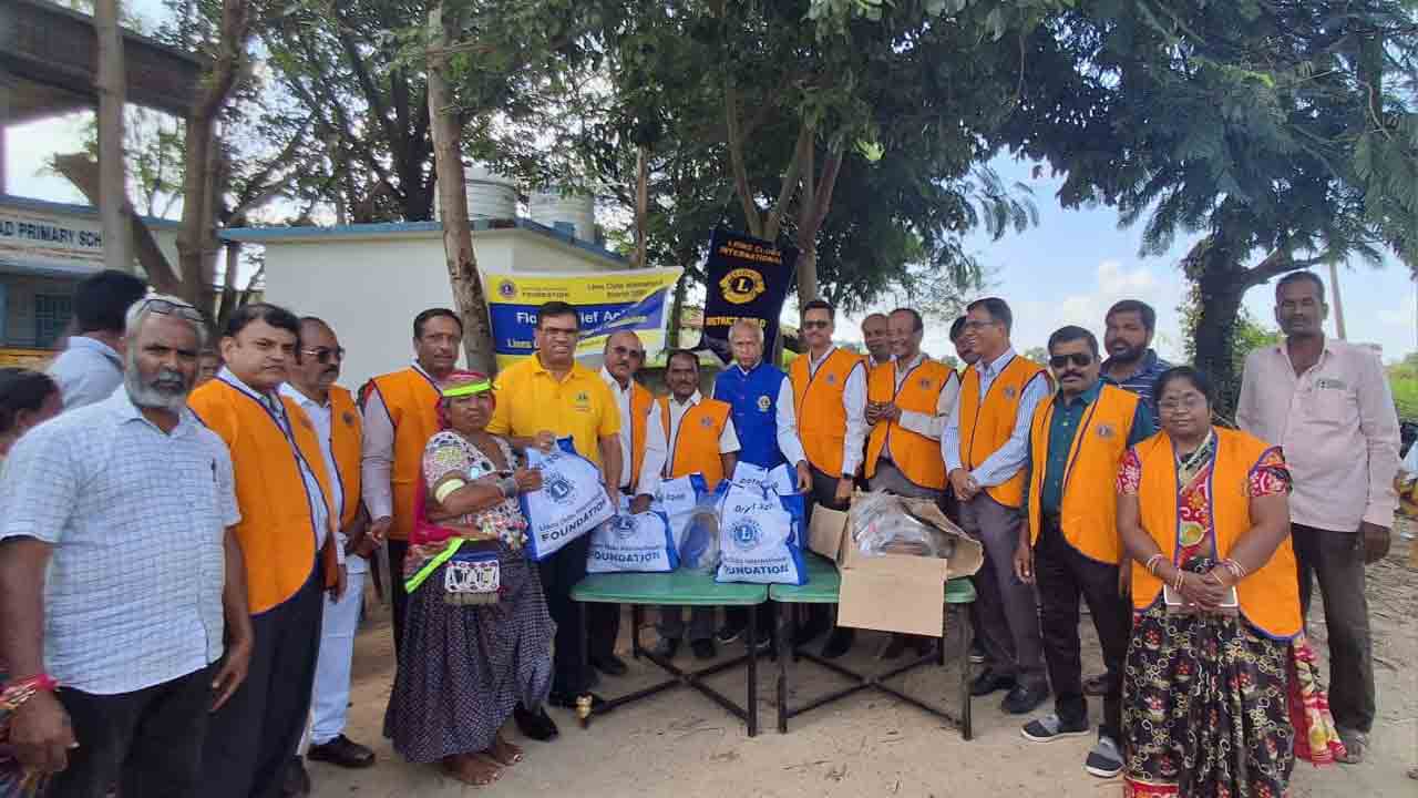 Flood Victims | దూప్‌సింగ్‌ తండా వరద బాధితులకు నిత్యావసర సరుకులు పంపిణీ