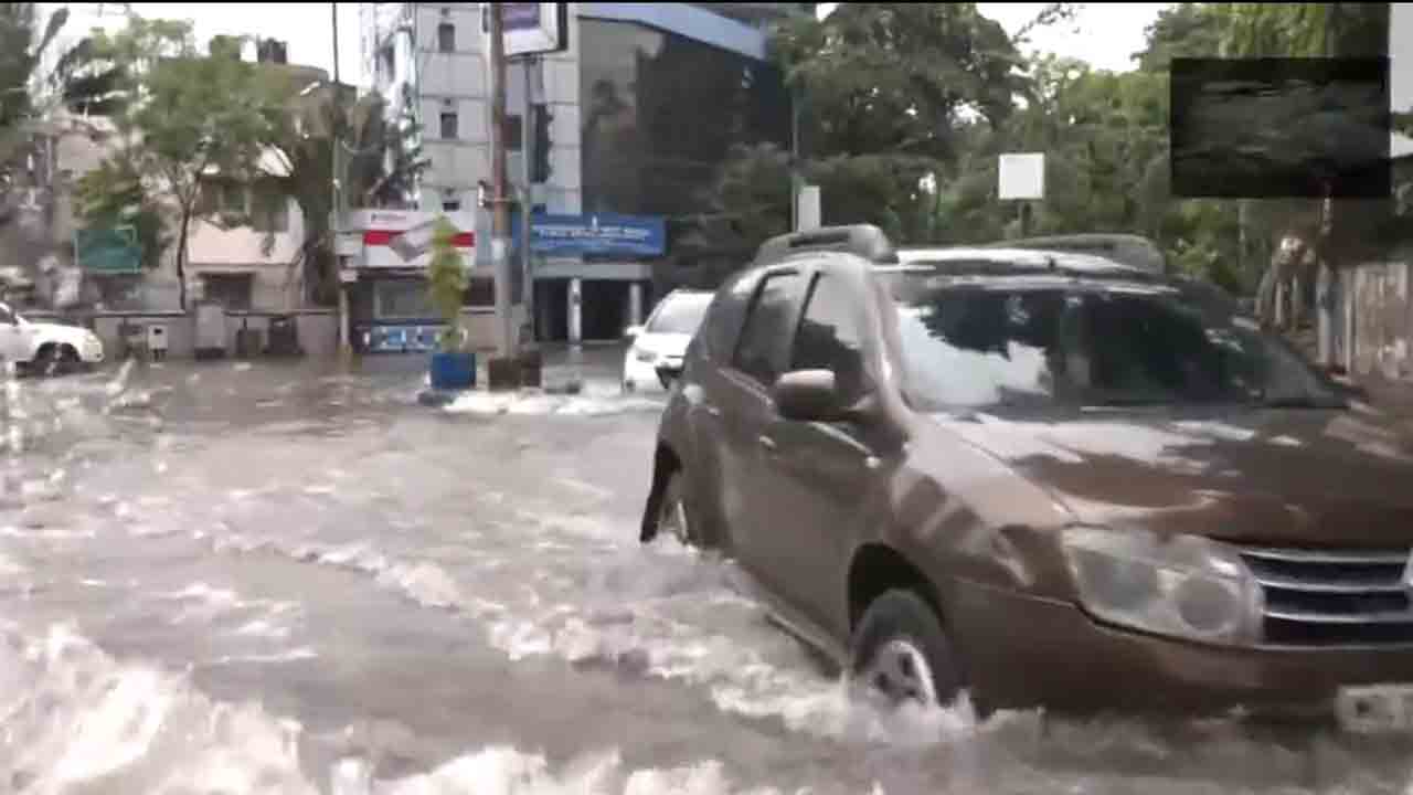 Heavy rain | కోల్‌కతాలో భారీ వర్షం.. నీటమునిగిన లోతట్టు ప్రాంతాలు.. Video