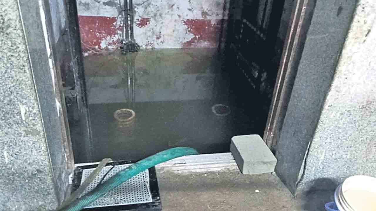 నీట మునిగిన ఆసుపత్రులు