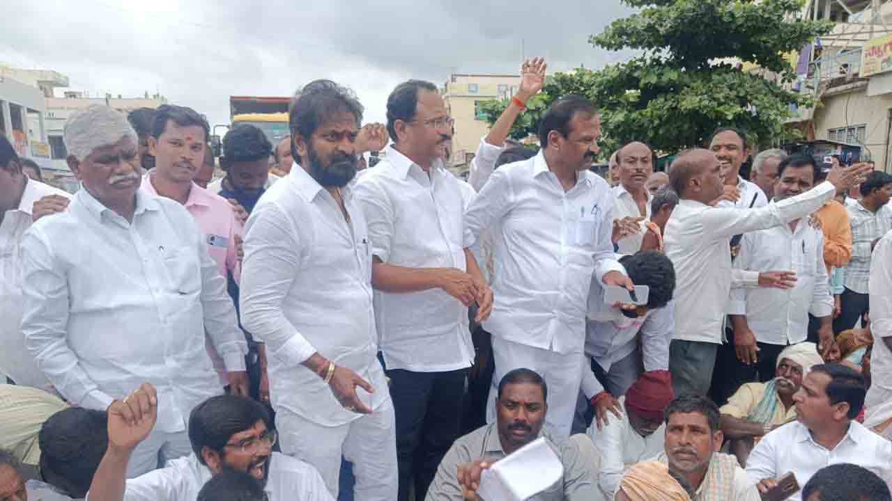 రైతు ధర్నాలు కనిపించడం లేదా..?