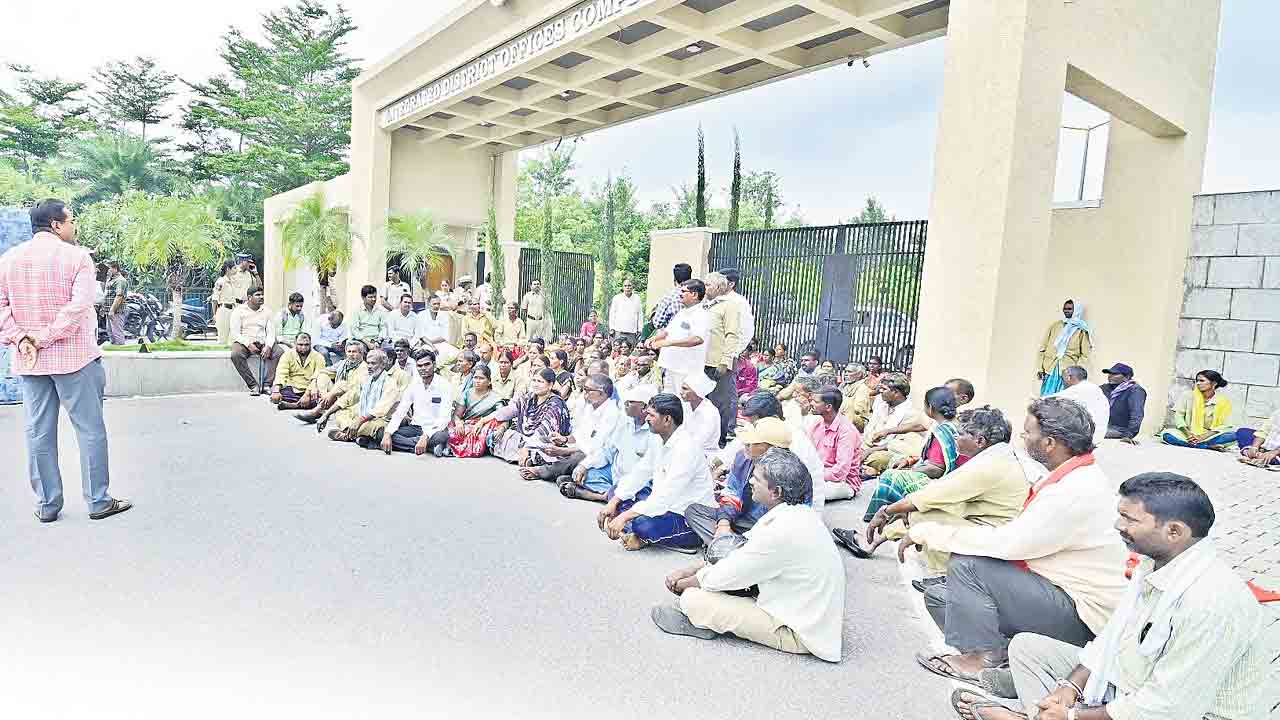 పండుగ పూట పస్తులేనా?