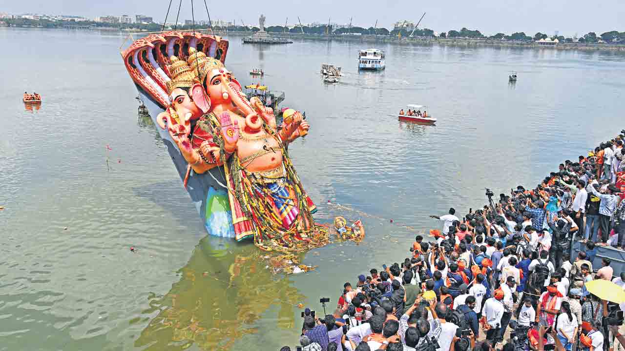 ప్రశాంతంగా నిమజ్జనం.. గంగమ్మ ఒడికి 1.6 లక్షలకు పైగా వినాయక విగ్రహాలు