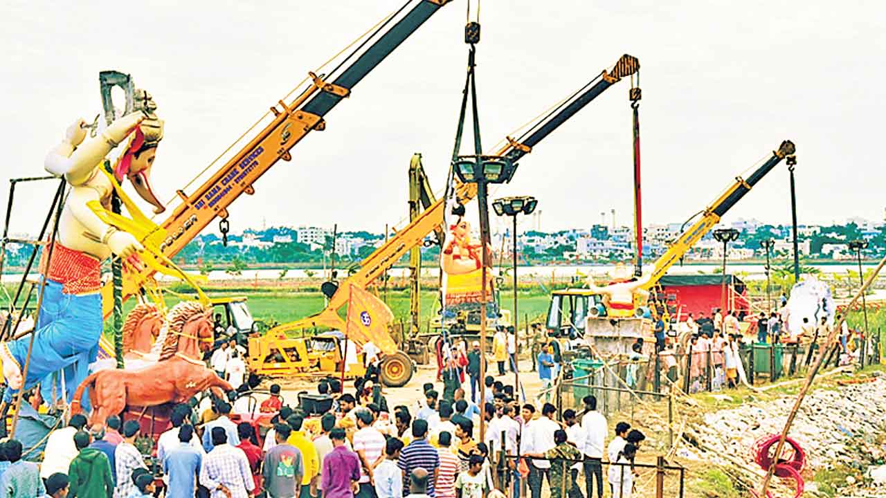 గంగ ఒడికి గణపయ్య.. డప్పుల దరువుతో భక్తుల సందడి