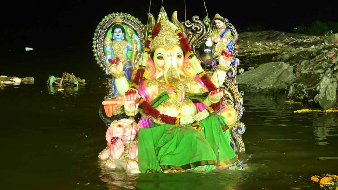 బైబై గణేశా.. గంగమ్మ ఒడికి చేరిన గణనాథులు