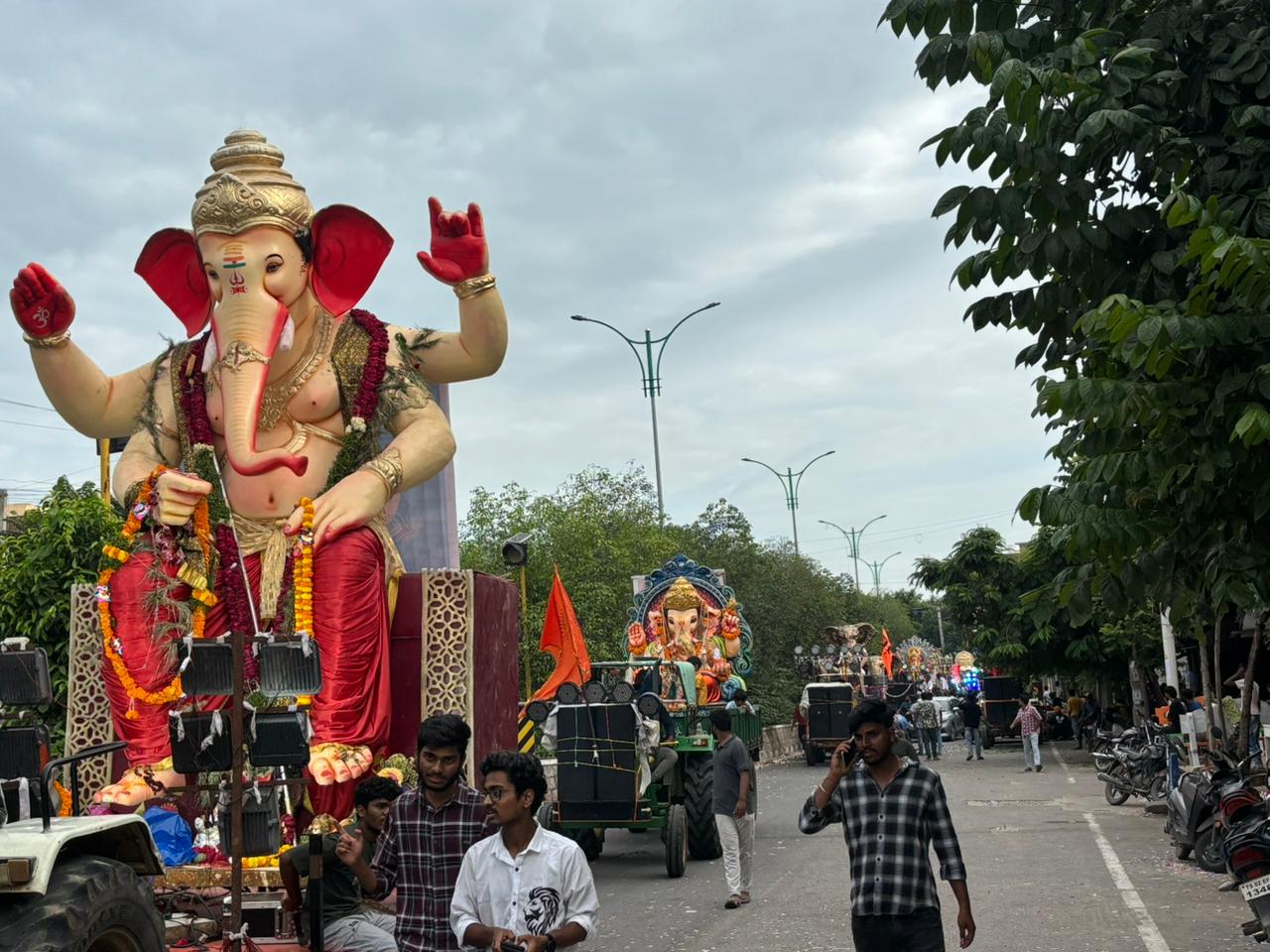 నిమ‌జ్జ‌నానికి త‌ర‌లివెళ్తున్న వినాయ‌కులు