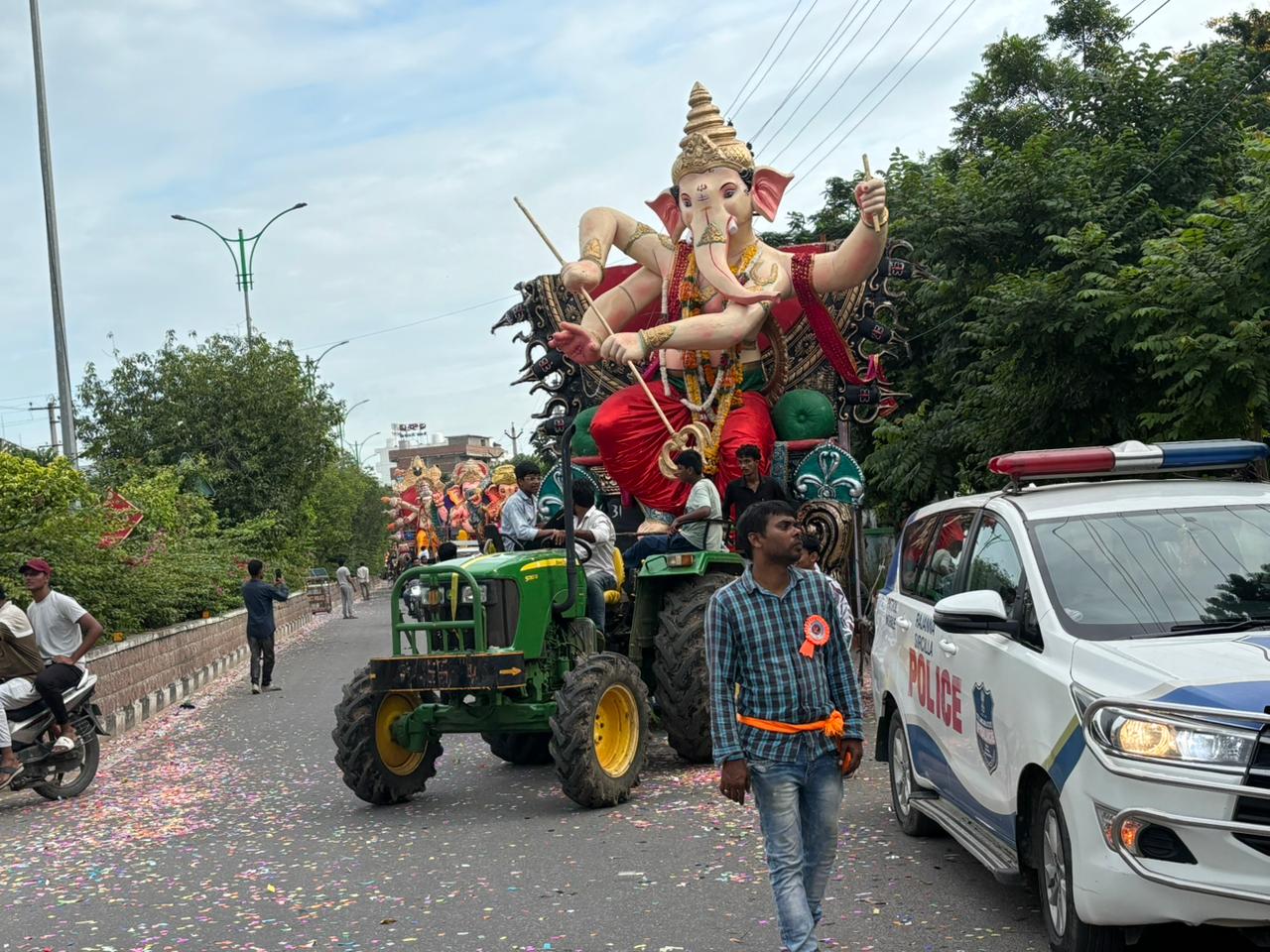 ఆదివారం ఉద‌యం మానేరు వంతెన నుంచి పోలీస్ స్టేష‌న్‌, గాంధీ చౌర‌స్తా, అంబేద్క‌ర్ చౌర‌స్తా, కొత్త  బ‌స్టాండ్‌, పాత బ‌స్టాండ్ వ‌ర‌కు భారీ గ‌ణ‌నాథులు నిమ‌జ్జ‌నం కోసం బారులు తీరాయి. 