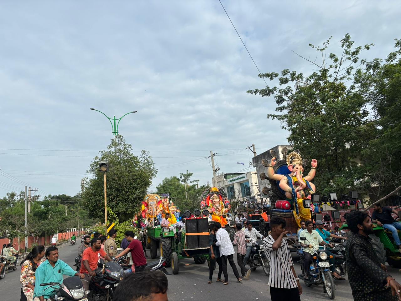 నిమ‌జ్జ‌నానికి త‌ర‌లివెళ్తున్న వినాయ‌కులు