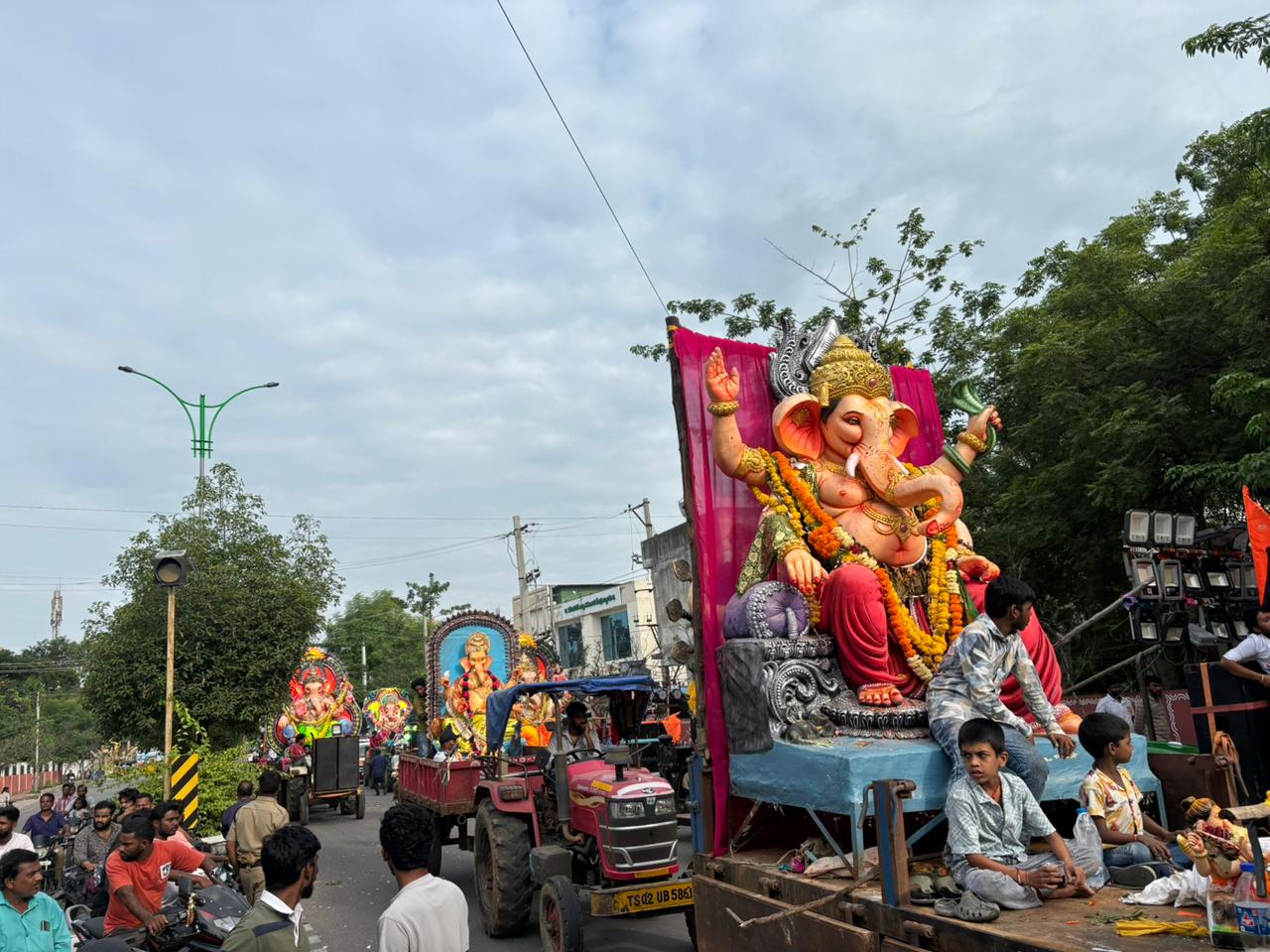 నిమ‌జ్జ‌నానికి త‌ర‌లివెళ్తున్న వినాయ‌కులు