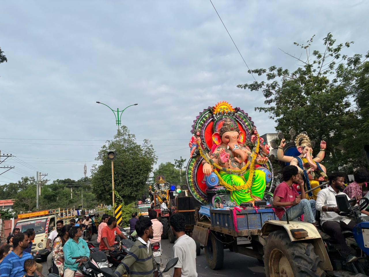 నిమ‌జ్జ‌నానికి త‌ర‌లివెళ్తున్న వినాయ‌కులు