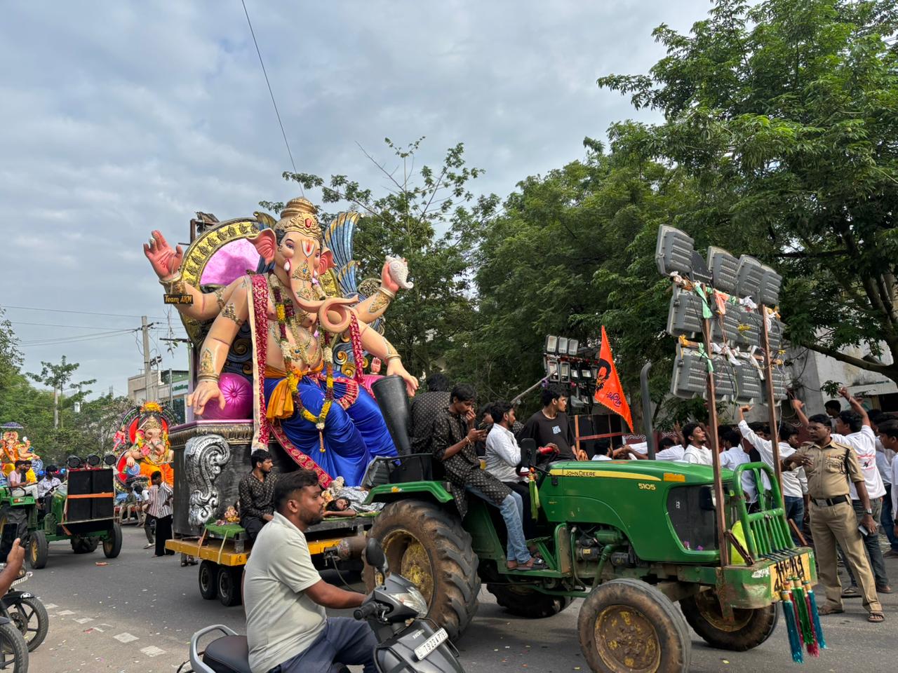 నిమ‌జ్జ‌నానికి త‌ర‌లివెళ్తున్న వినాయ‌కులు