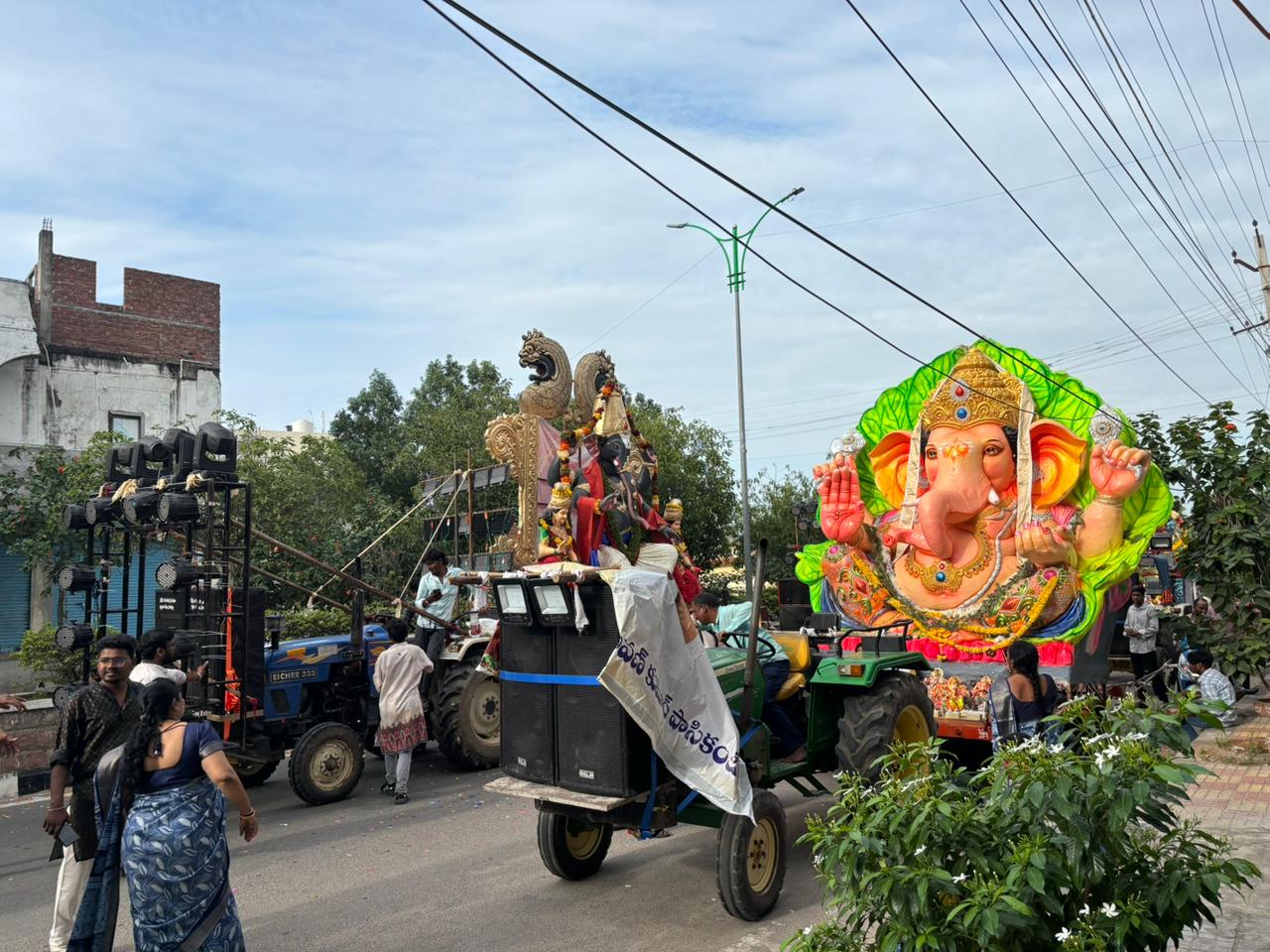 నిమ‌జ్జ‌నానికి త‌ర‌లివెళ్తున్న వినాయ‌కులు
