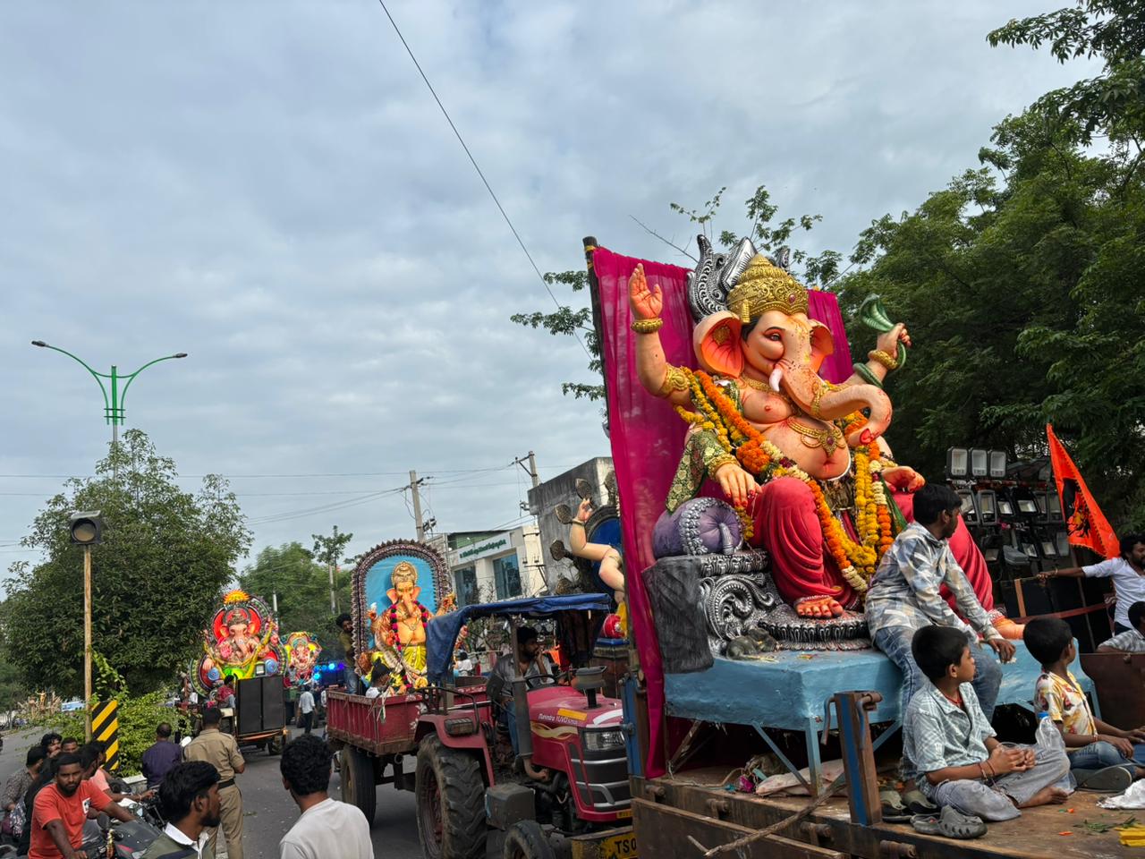 నిమ‌జ్జ‌నానికి త‌ర‌లివెళ్తున్న వినాయ‌కులు