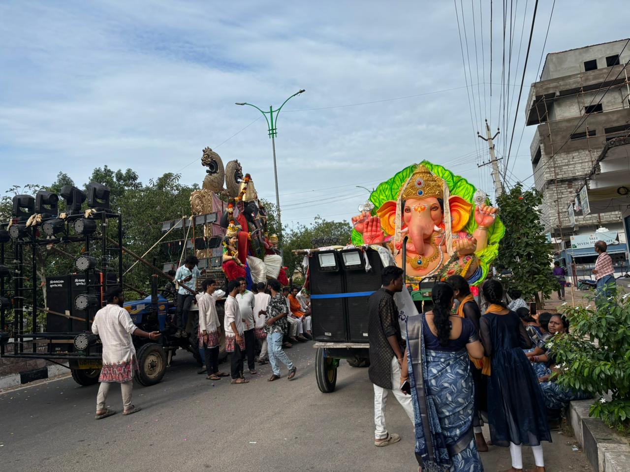 నిమ‌జ్జ‌నానికి త‌ర‌లివెళ్తున్న వినాయ‌కులు