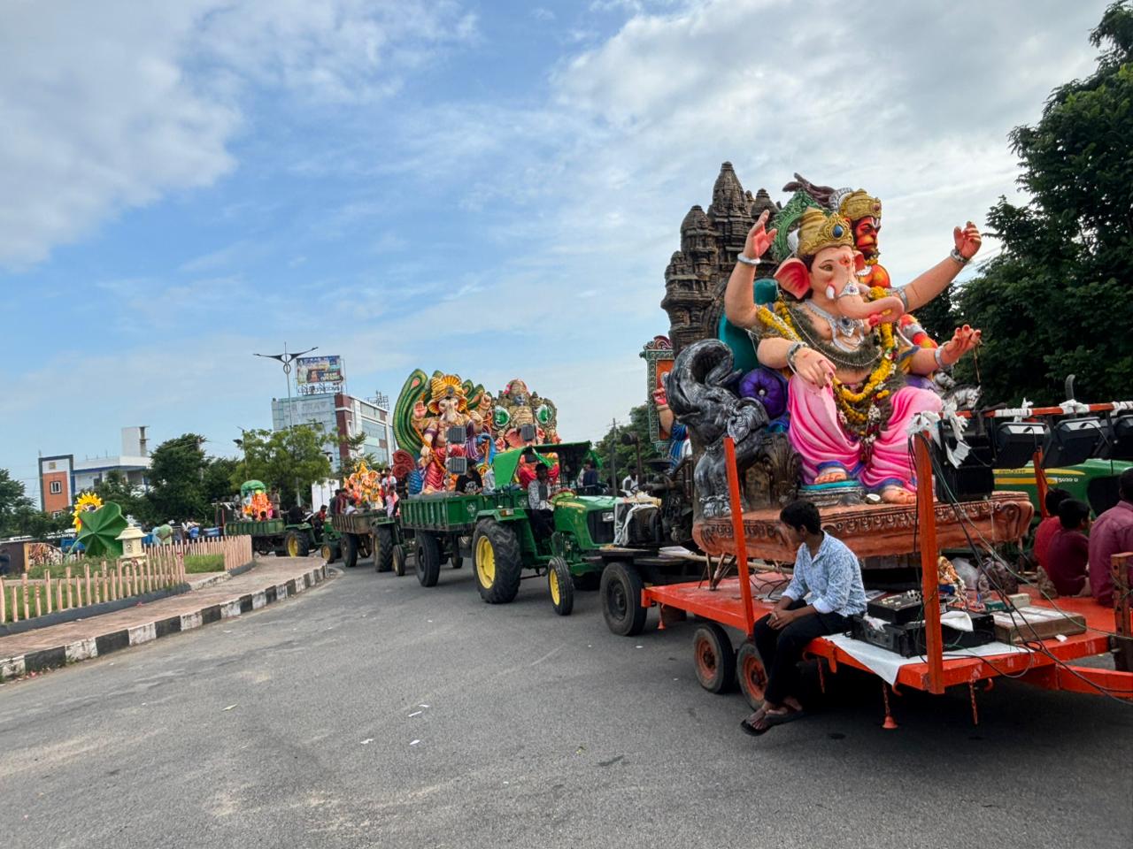 నిమ‌జ్జ‌నానికి త‌ర‌లివెళ్తున్న వినాయ‌కులు