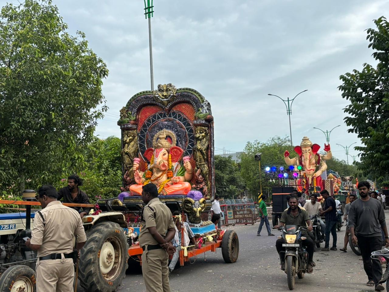 గ‌ణేశ్ నిమ‌జ్జ‌నం వేడుక‌లు ఆదివారం రెండోరోజు కొన‌సాగాయి. 