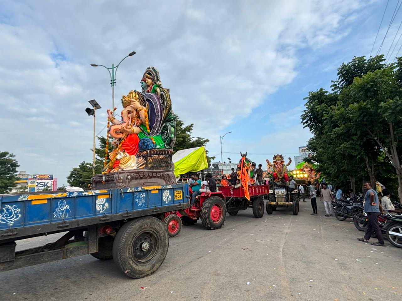 నిమ‌జ్జ‌నానికి త‌ర‌లివెళ్తున్న వినాయ‌కులు