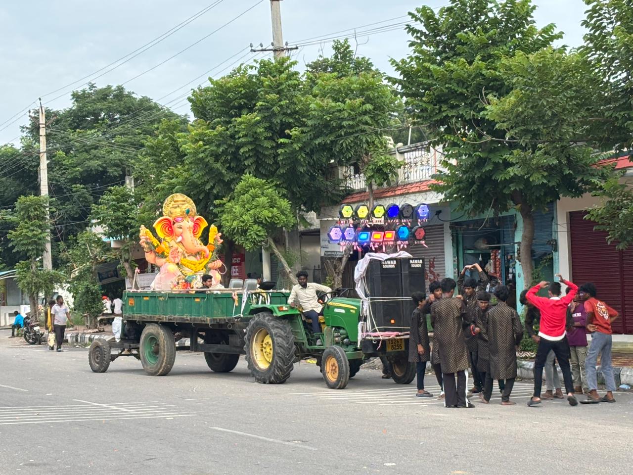నిమ‌జ్జ‌నానికి త‌ర‌లివెళ్తున్న వినాయ‌కులు