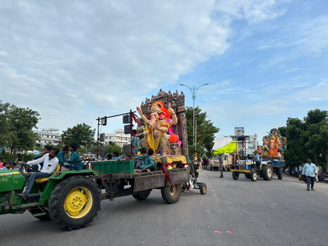 నిమ‌జ్జ‌నానికి త‌ర‌లివెళ్తున్న వినాయ‌కులు