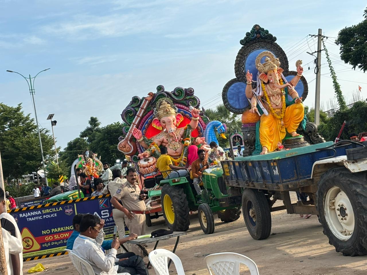 నిమ‌జ్జ‌నానికి త‌ర‌లివెళ్తున్న వినాయ‌కులు