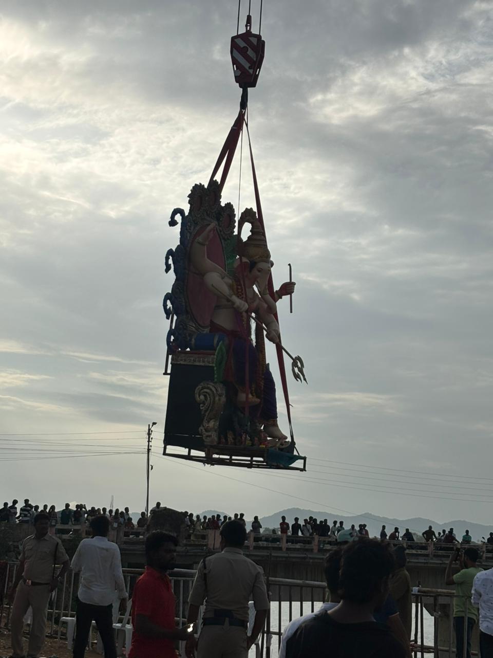 నిమ‌జ్జ‌నానికి త‌ర‌లివెళ్తున్న వినాయ‌కులు