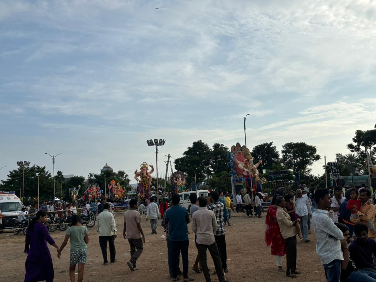 నిమ‌జ్జ‌నానికి త‌ర‌లివెళ్తున్న వినాయ‌కులు