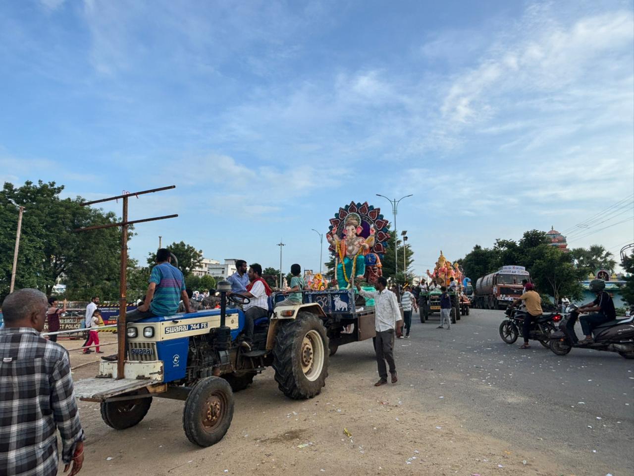 మానేరు వ‌ద్ద నిమ‌జ్జ‌నం కోసం వినాయ‌కుల క్యూ..