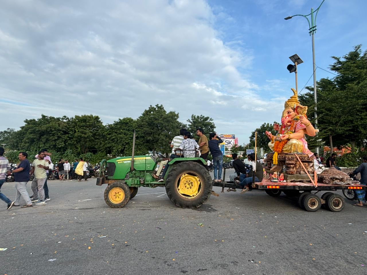 మానేరు వ‌ద్ద నిమ‌జ్జ‌నం కోసం వినాయ‌కుల క్యూ..