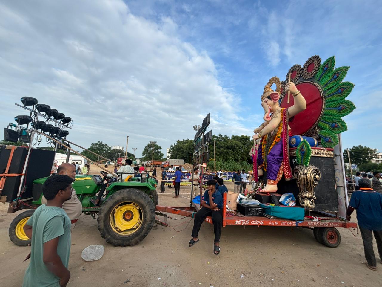 మానేరు వ‌ద్ద నిమ‌జ్జ‌నం కోసం వినాయ‌కుల క్యూ..
