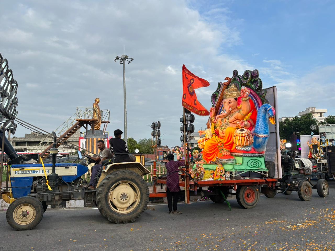 మానేరు వ‌ద్ద నిమ‌జ్జ‌నం కోసం వినాయ‌కుల క్యూ..