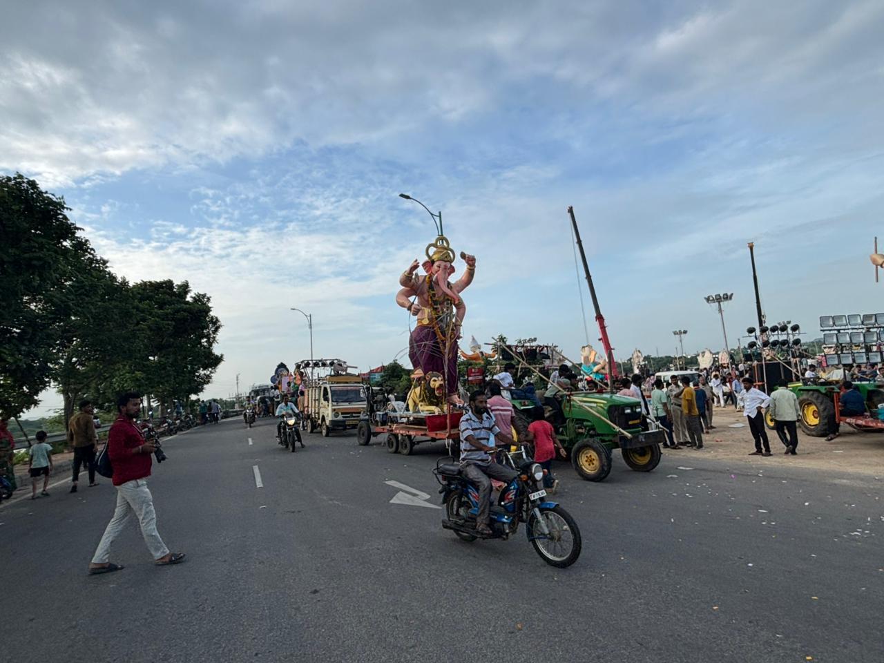 మానేరు వ‌ద్ద నిమ‌జ్జ‌నం కోసం వినాయ‌కుల క్యూ..