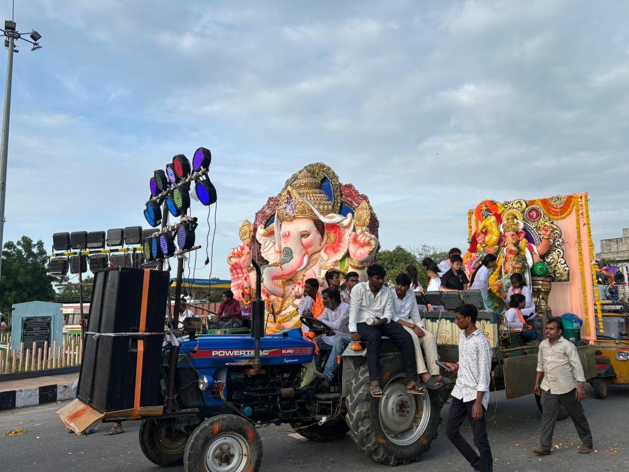 మానేరు వ‌ద్ద నిమ‌జ్జ‌నం కోసం వినాయ‌కుల క్యూ..