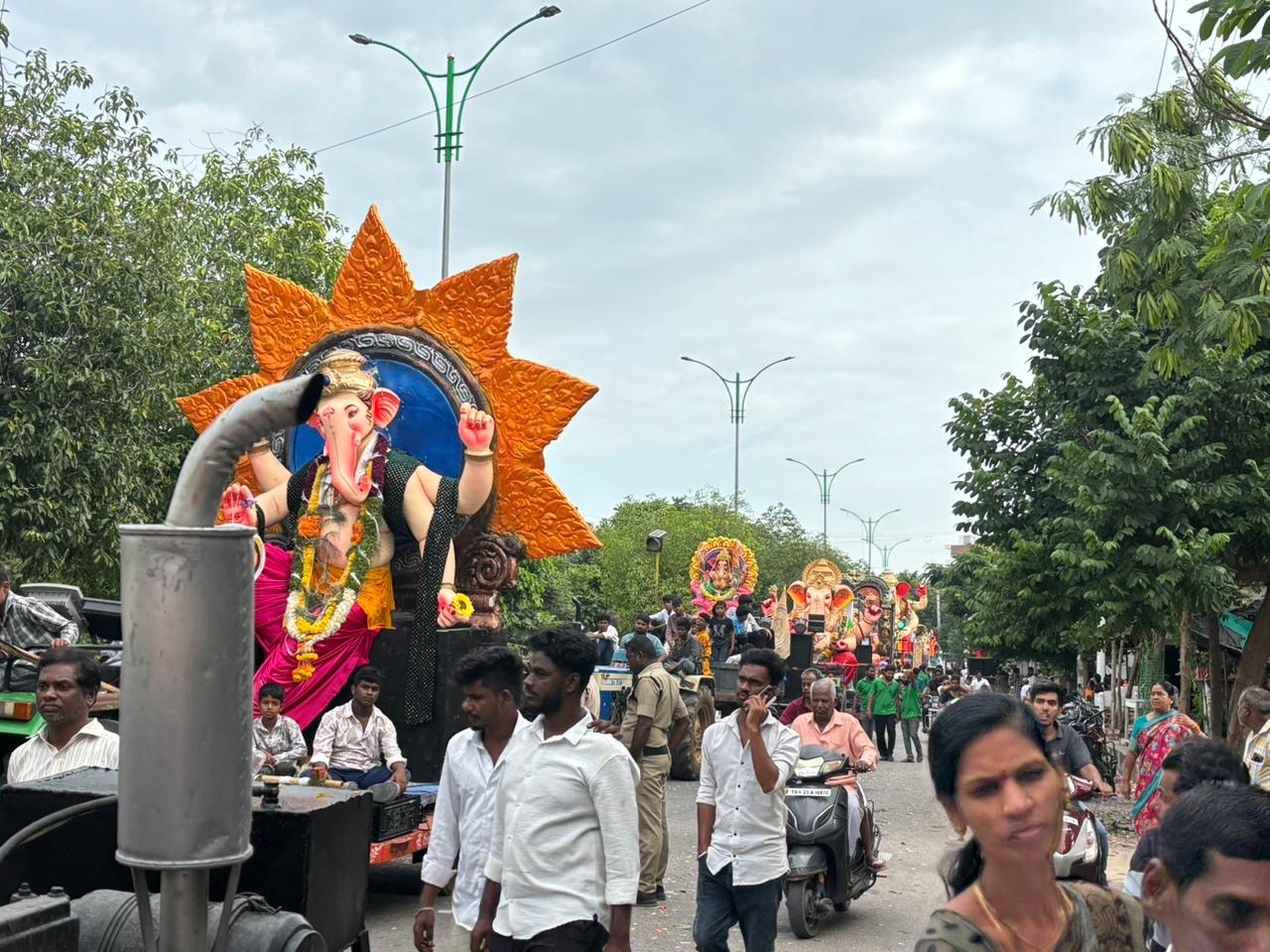 వినాయ‌క న‌వ‌రాత్రి ఉత్స‌వాల చివ‌రిరోజు శ‌నివారం నుంచి అంగ‌రంగ వైభ‌వంగా శోభాయాత్ర‌ను ప్రారంభించారు.  Photo Credit : Pradeep Manthri