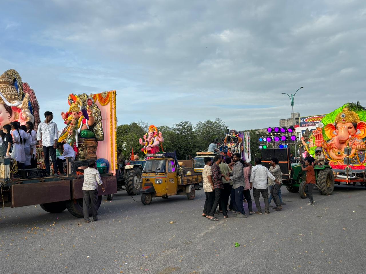 మానేరు వ‌ద్ద నిమ‌జ్జ‌నం కోసం వినాయ‌కుల క్యూ..