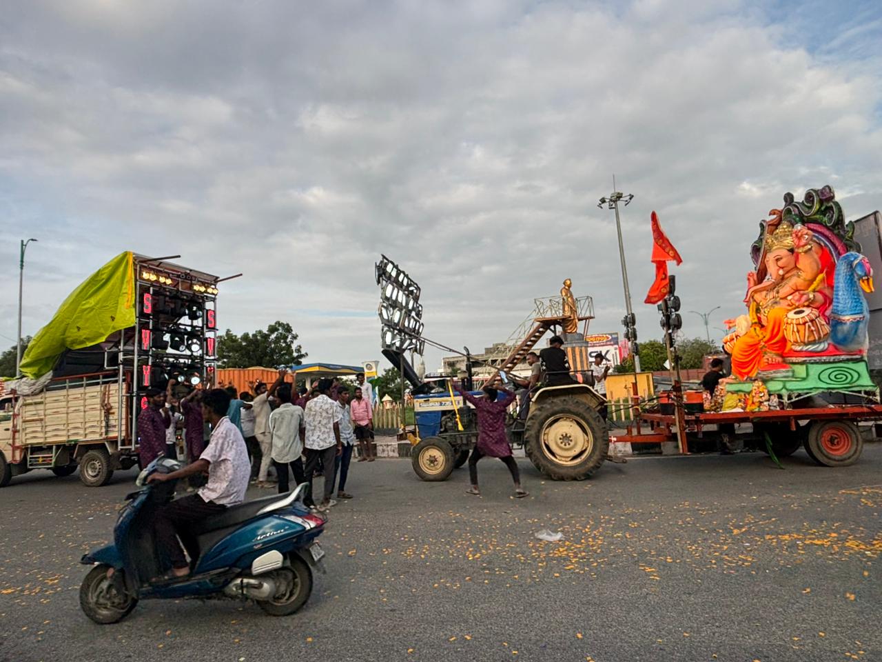 నిమ‌జ్జ‌నానికి త‌ర‌లివెళ్తున్న వినాయ‌కులు