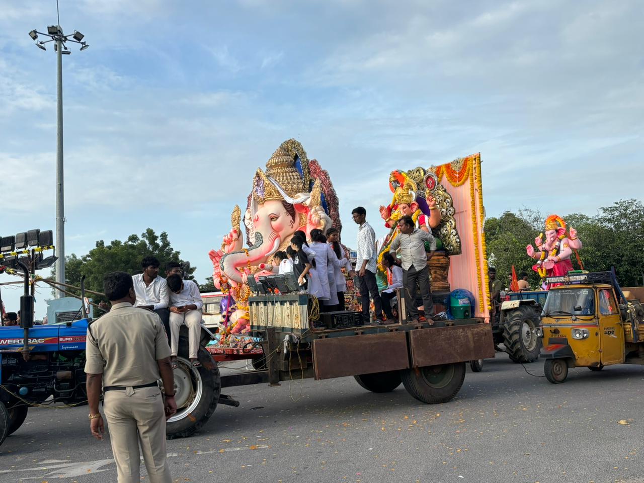నిమ‌జ్జ‌నానికి త‌ర‌లివెళ్తున్న వినాయ‌కులు