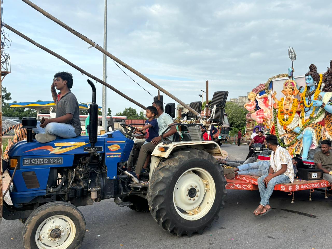 నిమ‌జ్జ‌నానికి త‌ర‌లివెళ్తున్న వినాయ‌కులు