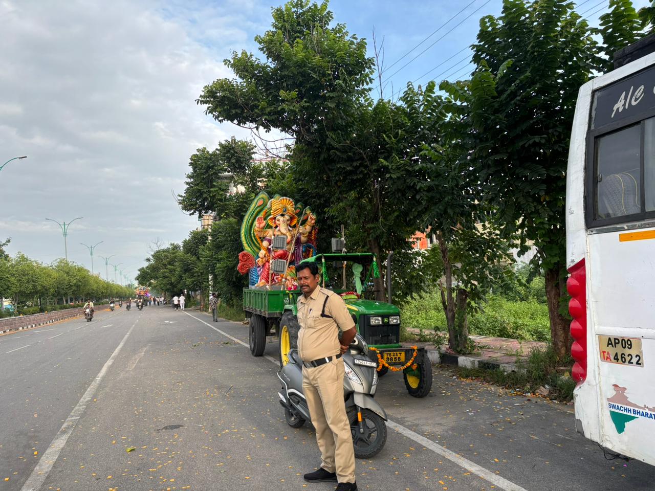 నిమ‌జ్జ‌నానికి త‌ర‌లివెళ్తున్న వినాయ‌కులు