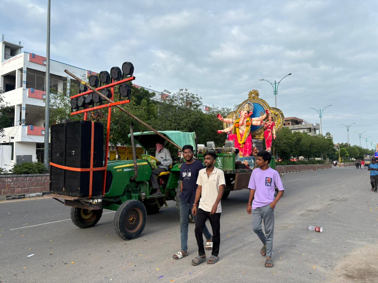 నిమ‌జ్జ‌నానికి త‌ర‌లివెళ్తున్న వినాయ‌కులు