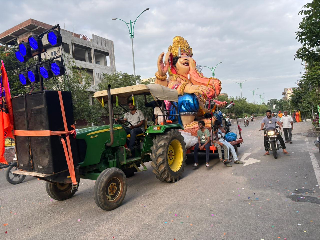 నిమ‌జ్జ‌నానికి త‌ర‌లివెళ్తున్న వినాయ‌కులు