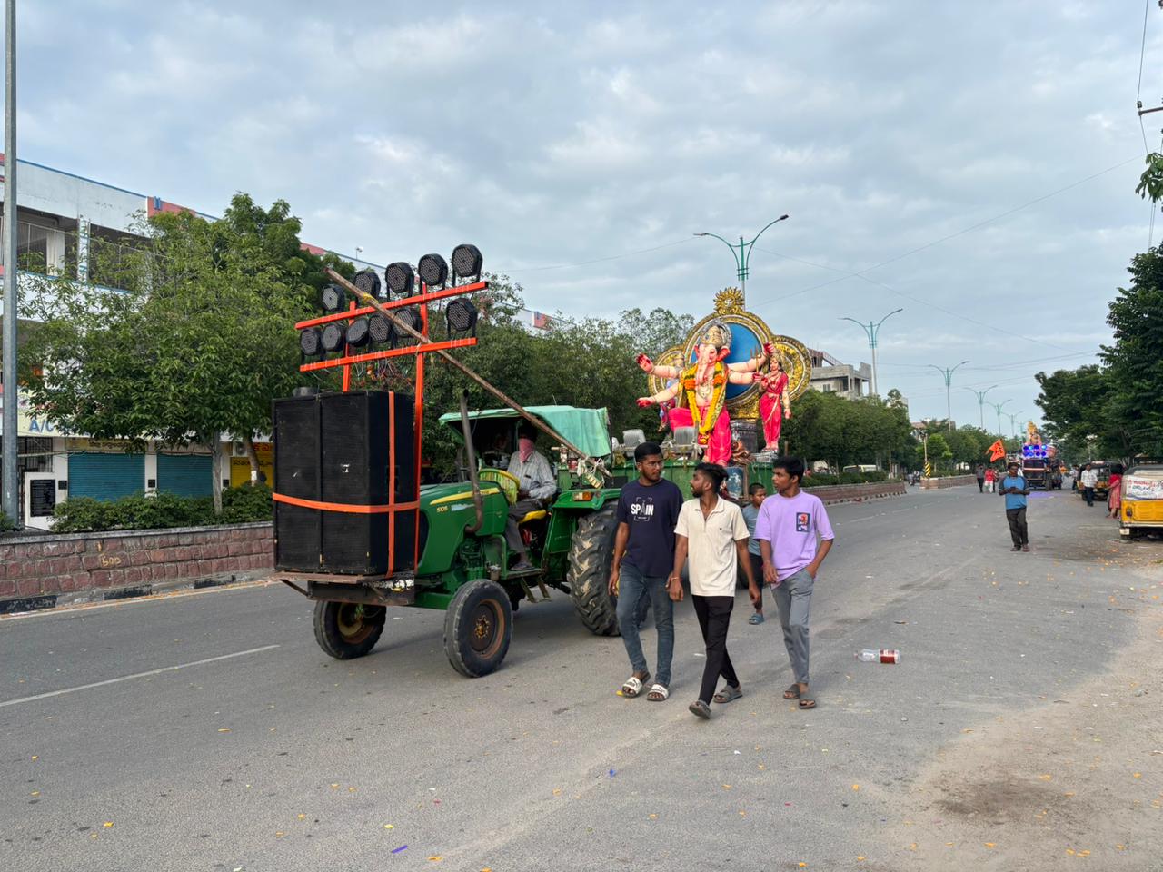 మానేరు వ‌ద్ద నిమ‌జ్జ‌నం కోసం వినాయ‌కుల క్యూ..
