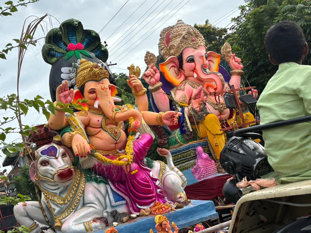 ప‌ట్ట‌ణంలోని ప‌లు వీధుల‌గుండా శోభాయాత్ర సాగుతూ మానేరు తీరం వైపు ప‌య‌న‌మ‌య్యాయి. Credit : Pradeep Manthri