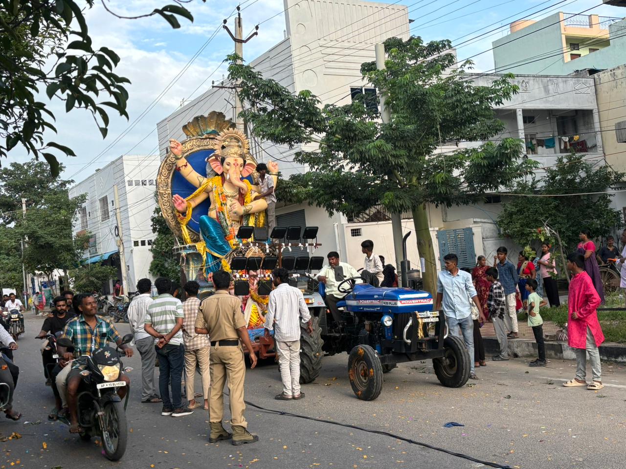 నిమ‌జ్జ‌నానికి త‌ర‌లివెళ్తున్న వినాయ‌కులు