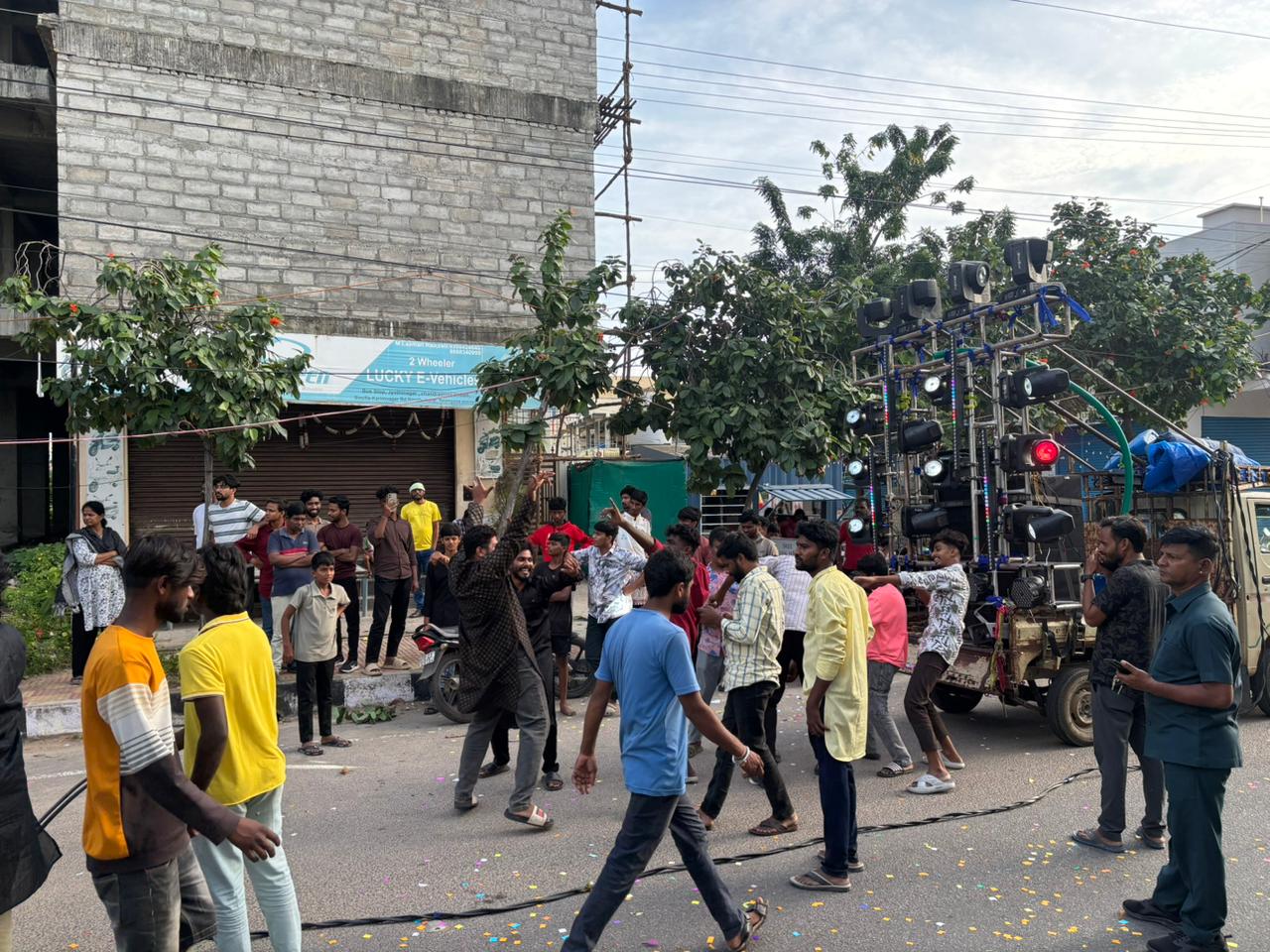 నిమ‌జ్జ‌నానికి త‌ర‌లివెళ్తున్న వినాయ‌కులు