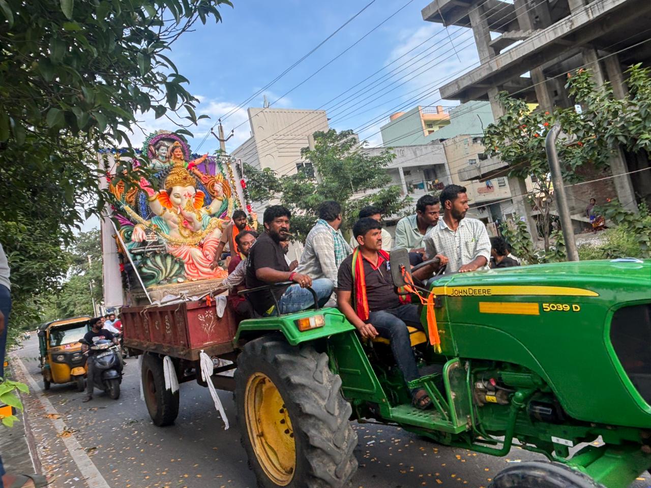 నిమ‌జ్జ‌నానికి త‌ర‌లివెళ్తున్న వినాయ‌కులు