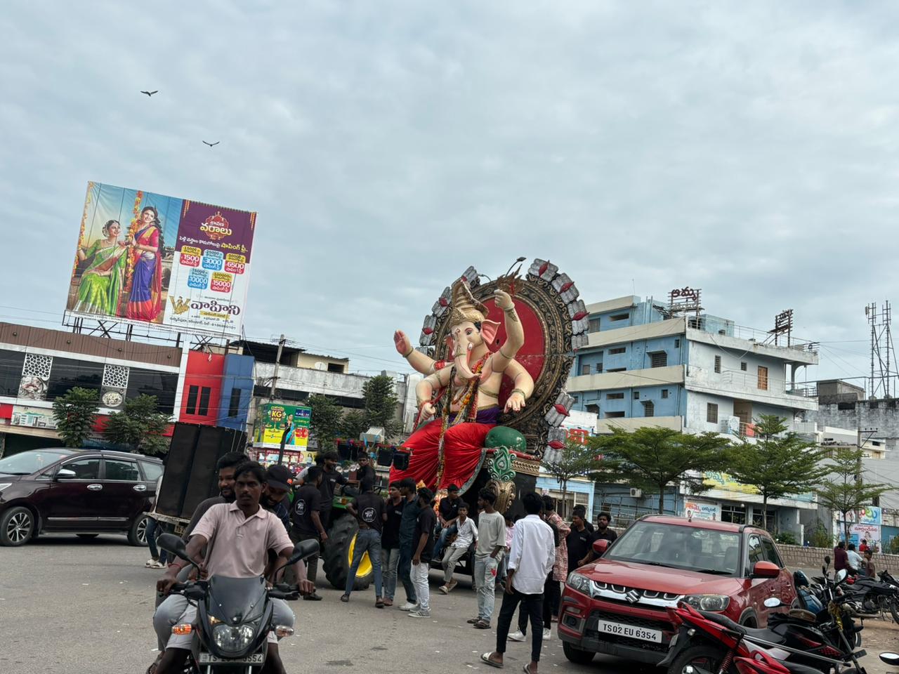 నిమ‌జ్జ‌నానికి త‌ర‌లివెళ్తున్న వినాయ‌కులు