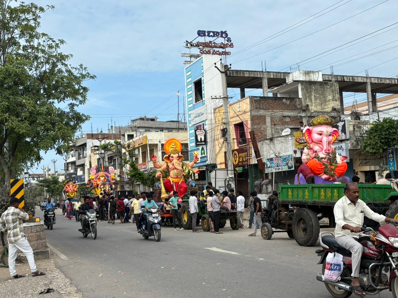నిమ‌జ్జ‌నానికి త‌ర‌లివెళ్తున్న వినాయ‌కులు