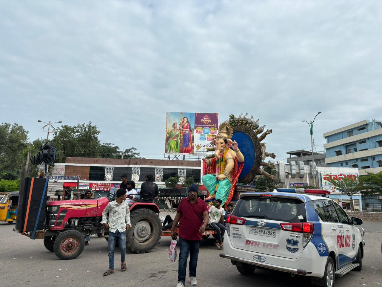 నిమ‌జ్జ‌నానికి త‌ర‌లివెళ్తున్న వినాయ‌కులు